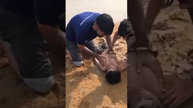 Brave Boys save a child from drowning. смотреть онлайн