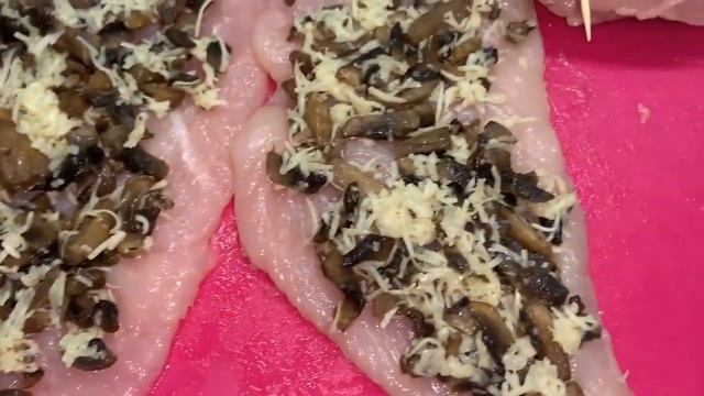Куриные рулетики с грибами и сыром. смотреть онлайн