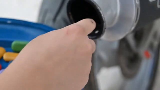 Цветные пирожные против глушителя мотоцикла смотреть онлайн