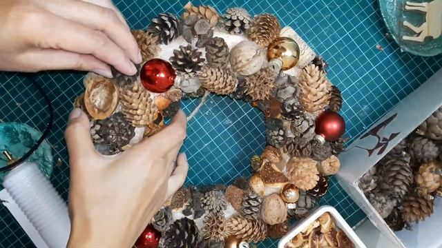 Рождественский венок из орехов, шишек и бадьяна. смотреть онлайн