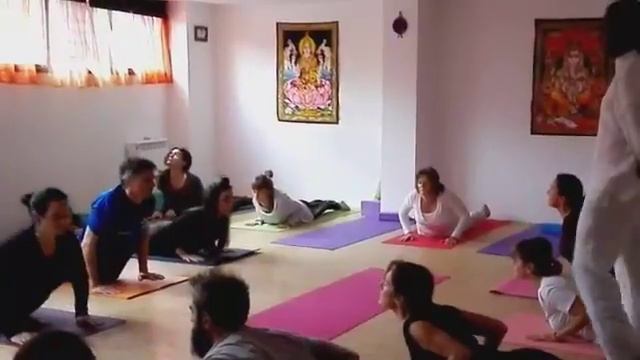 Mantras Surya Namaskar por Ajan Yogi смотреть онлайн