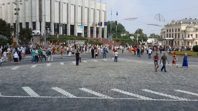 Встреча двух колонн крестного хода УПЦ на Европейской площади в Киеве смотреть онлайн