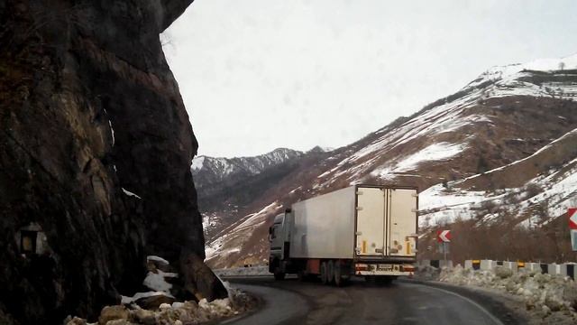 Грузовик на горной дороге смотреть онлайн