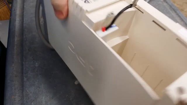 How to replace a battery in an APC Back-UPS CS 350 смотреть онлайн