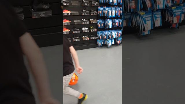 Just trying out the Qatar 2022 World Cup Adidas Al Rihla Club Football before I buy смотреть онлайн