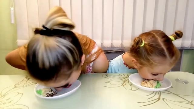 ЧЕЛЛЕНДЖ! СЪЕШЬ БЕЗ РУК? Кто быстрее... человек или собака!? смотреть онлайн