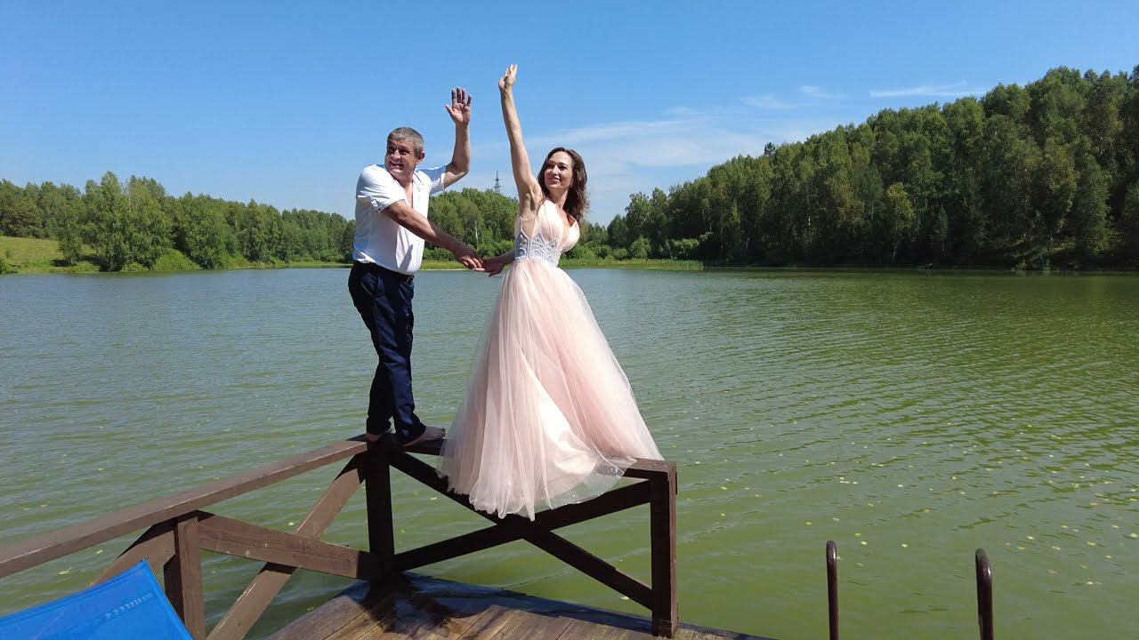 Жених и Невеста, ныряют в воду смотреть онлайн