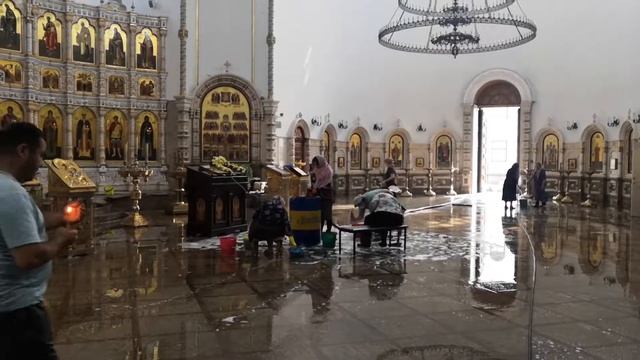 Так моют полы в этом храме смотреть онлайн