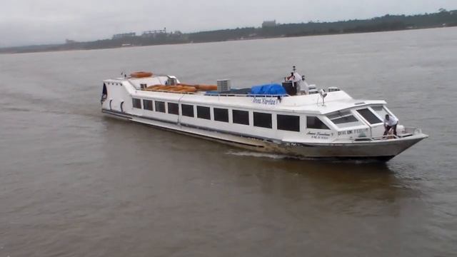 Lancha Anna Karoline V chegando no terminal hidroviário de Itaituba, rio Tapajós, estado do Pará. смотреть онлайн