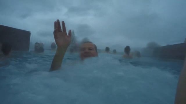 Așa ne relaxăm la piscină! смотреть онлайн