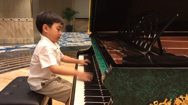 "Chopin Minute Waltz" (5 years 6 months) смотреть онлайн