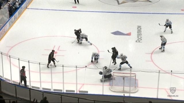 Горшков сравнивает счет классным голом / Gorshkov spins around the net to score смотреть онлайн