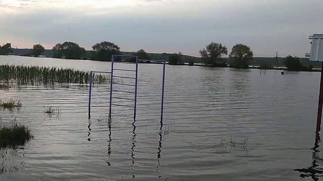река Конка воды много,перелив через дамбу. смотреть онлайн