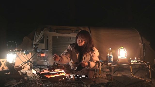 눈 내리는 날 조용한 곳에서 고즈넉하게 솔로캠핑 즐기고 왔습니다 / 곱도리탕에 혼술/ 낭만캠핑 смотреть онлайн