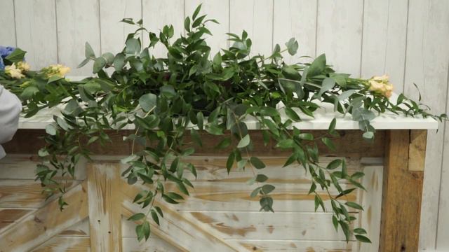 How to Make a Long Low Cascading Top Table Arrangement in Blue and Peach Colour Palette смотреть онлайн