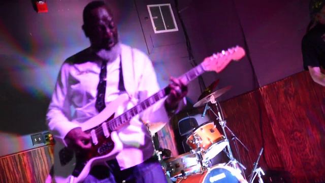 Jamaaladeen Tacuma Philadelphia Phenomenon Live playing his Fender Squire retro Bass VI смотреть онлайн