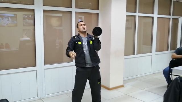 Жим гантели 28 кг на 60 раз двумя руками смотреть онлайн