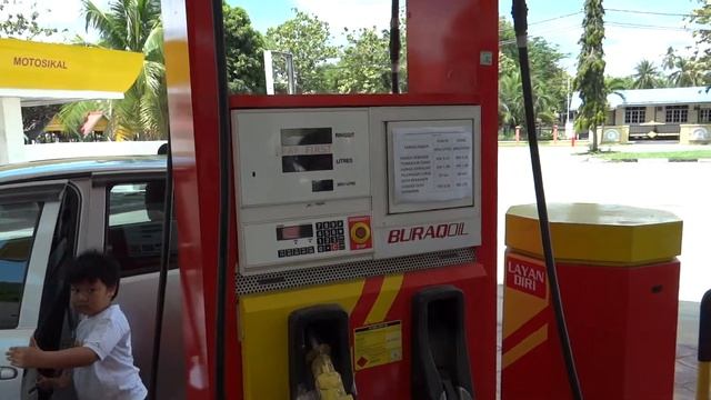 Langkawi, filling motorbikes / Лангкави, заправка мотобайков смотреть онлайн