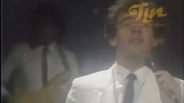 GUILLERMO CAPETILLO CANTANDO EN  ESPECTACULARES JES