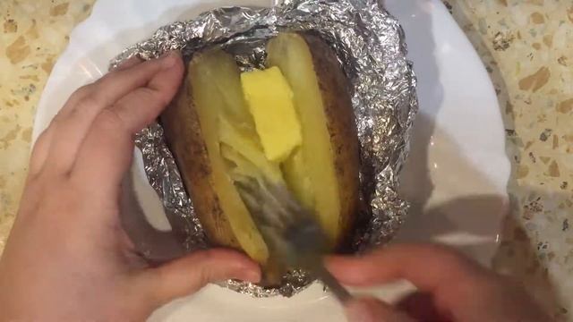 Крошка-картошка с крабовым салатом: рецепт от Foodman.club смотреть онлайн