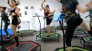 Jumping fitness. Джампінг. Джампинг. Скай джампинг. Фитнес на батуте