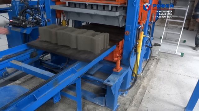 Автоматическое дозирование и штабелирование бетонных камней. смотреть онлайн