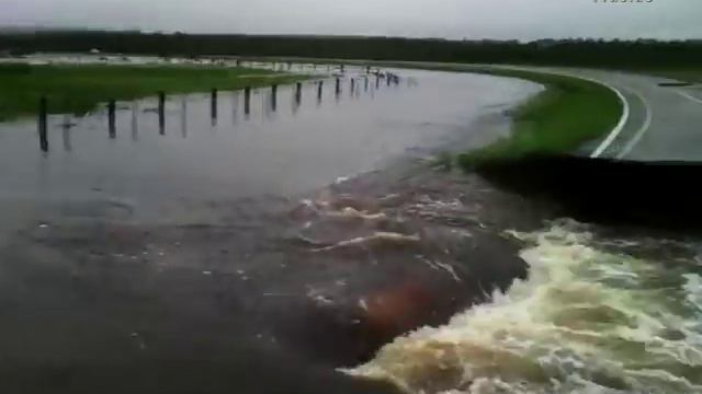 В Иркутске из-за проливных дождей обрушился мост смотреть онлайн