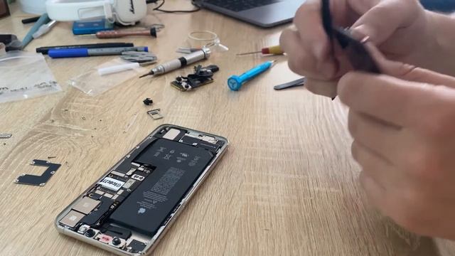 Разблокирую IPhone 11 Pro Max заменой материнской платы смотреть онлайн