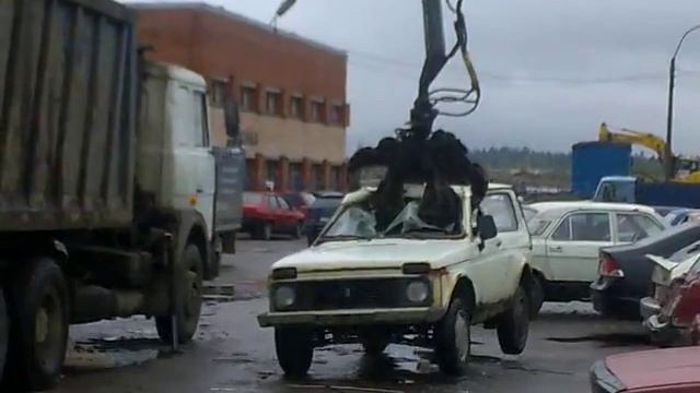 последний вздох...утилизация автомобиля Нива).mp4 смотреть онлайн