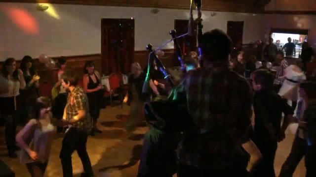 Ruairidh Morrison plays A Strip the Willow.mp4 смотреть онлайн