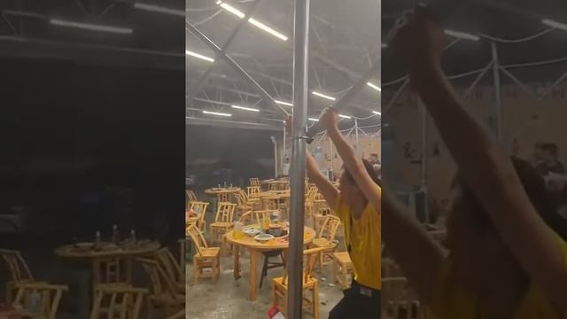 ?? В китайском кафе несколько посетителей улетело в небо вместе с крышей, которую они пытались уде смотреть онлайн