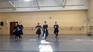 Фрагмент учебной комбинации с платочком на материале русского танца