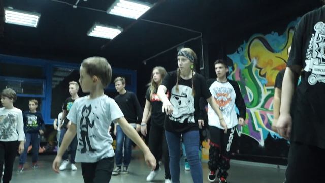 Walkout связка- Ramon (мастер класс по стилю popping студия танца Funky people город Серов) смотреть онлайн