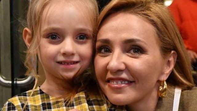 Татьяна Навка показала дочку Надю с золотым кубком в руках у новогодней елки смотреть онлайн