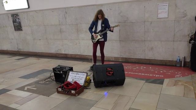 Гитарист которого готовы слушать не только мажоры из Дубая и #EricClapton #metro #Moscow #guitar смотреть онлайн