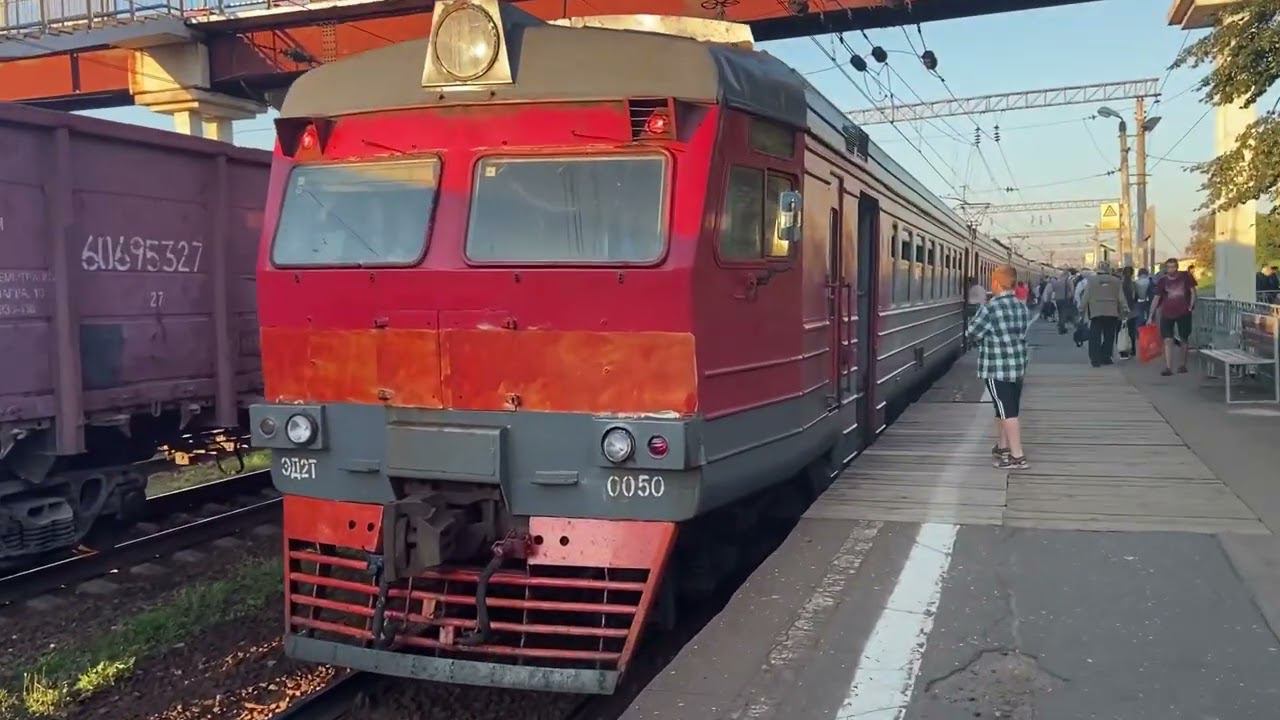Электропоезд ЭД2Т 0050 на станции Кашира смотреть онлайн