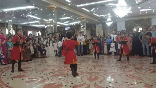 АНСАМБЛЬ МОЛОДОСТЬ КАВКАЗА 2016 ЛЕЗГИНКА УЧЕНИКИ РАСУЛА (СУПЕР ТАНЕЦ) (СВАДЬБА МУТИ) смотреть онлайн