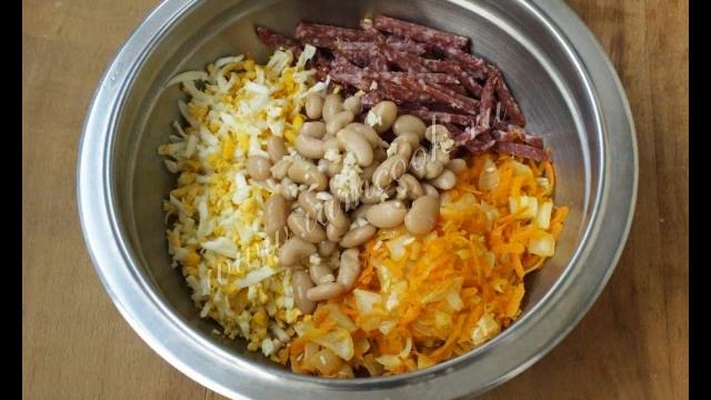 Рецепт Салата с копчёной колбасой и фасолью смотреть онлайн
