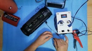 Как зарядить колонку JBL XTREME там две линии заряда