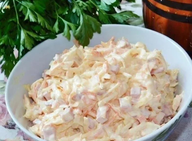 САЛАТ ИЗ МОРКОВИ С ЯБЛОКОМ, СЫРОМ И ВЕТЧИНОЙ смотреть онлайн