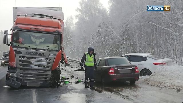 В Курганской области грузовик столкнулся с тремя легковушками. Есть погибшие смотреть онлайн