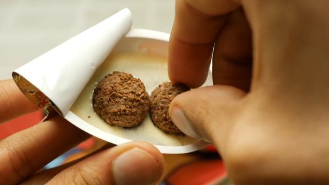 Kinder Joy Egg Unwrapping And Taste Test Review [Sir Sebastian] смотреть онлайн