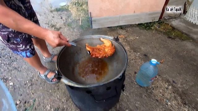 Настоящий молодой Цыпленок Табака в казане на огне... от КазаН ГараЖ смотреть онлайн