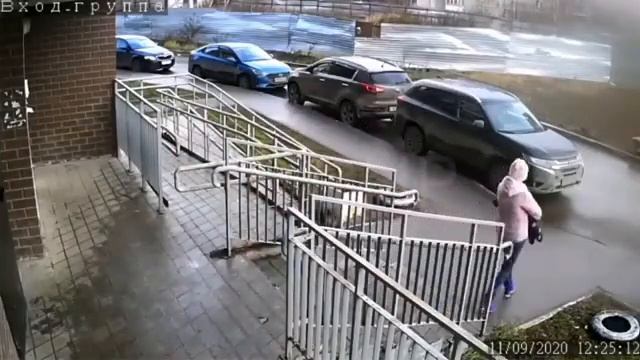 На девушку с маленьким ребенком с многоэтажки скинули канистру с водой смотреть онлайн