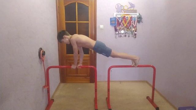 Челлендж. 10 отжиманий на стоялках. Call. 10 push-ups on the rack. смотреть онлайн