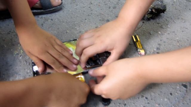 Планшет взорвался Разбиваем планшет смотрим что внутри смотреть онлайн