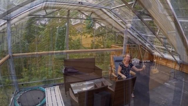 Семья из Швеции построила дом прямо в теплице, чтобы меньше платить за отопление смотреть онлайн