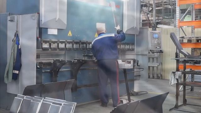 Гибка металла: Гидравлический листогибочный пресс ЧПУ смотреть онлайн
