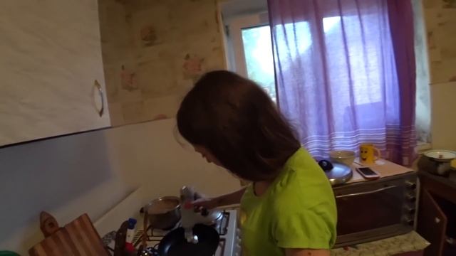 ?ПРИГОТОВИЛИ БЛИНЫ РОЛЛЫ С КРАСНОЙ РЫБЫ / ТАНЯ МЕНЯ УПРЕКАЕТ ЧТО Я НЕ ПОМОГАЮ ПО ДОМУ? смотреть онлайн