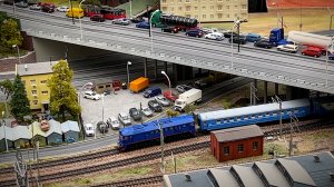 Машинки, автобусы и поезда на жд макете - Видео про транспорт для детей и взрослых